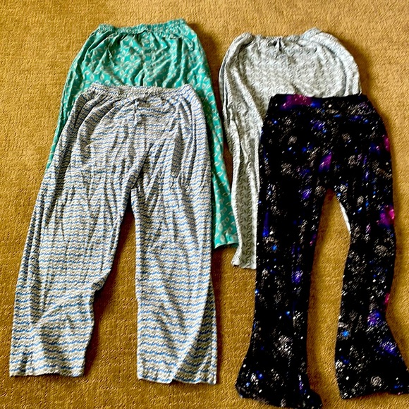 🎉Bundle Fun Patterns Longe Pants Size Medium - Picture 1 of 6